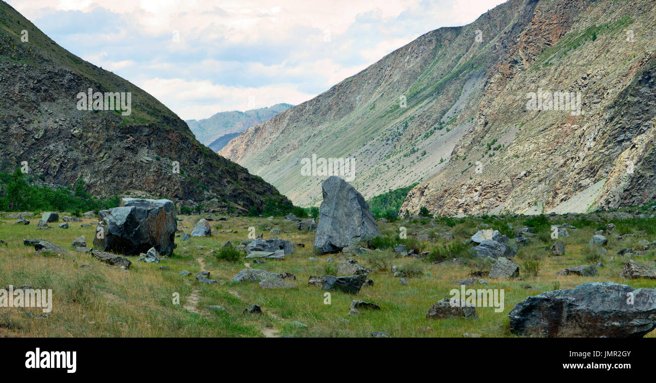 Valle del fiume Chulyshman. Panorama di grandi dimensioni. Montagne di Altai, Siberia, Russia. Foto Stock