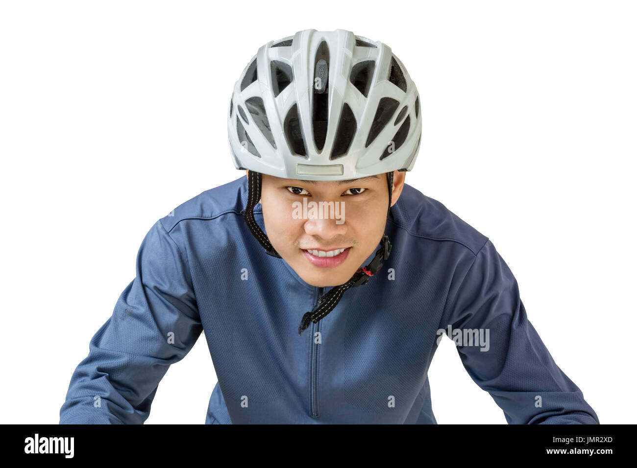 Ritratto di un uomo asiatico ciclista con casco e abbigliamento sportivo. Isolato su sfondo bianco con tracciato di ritaglio Foto Stock