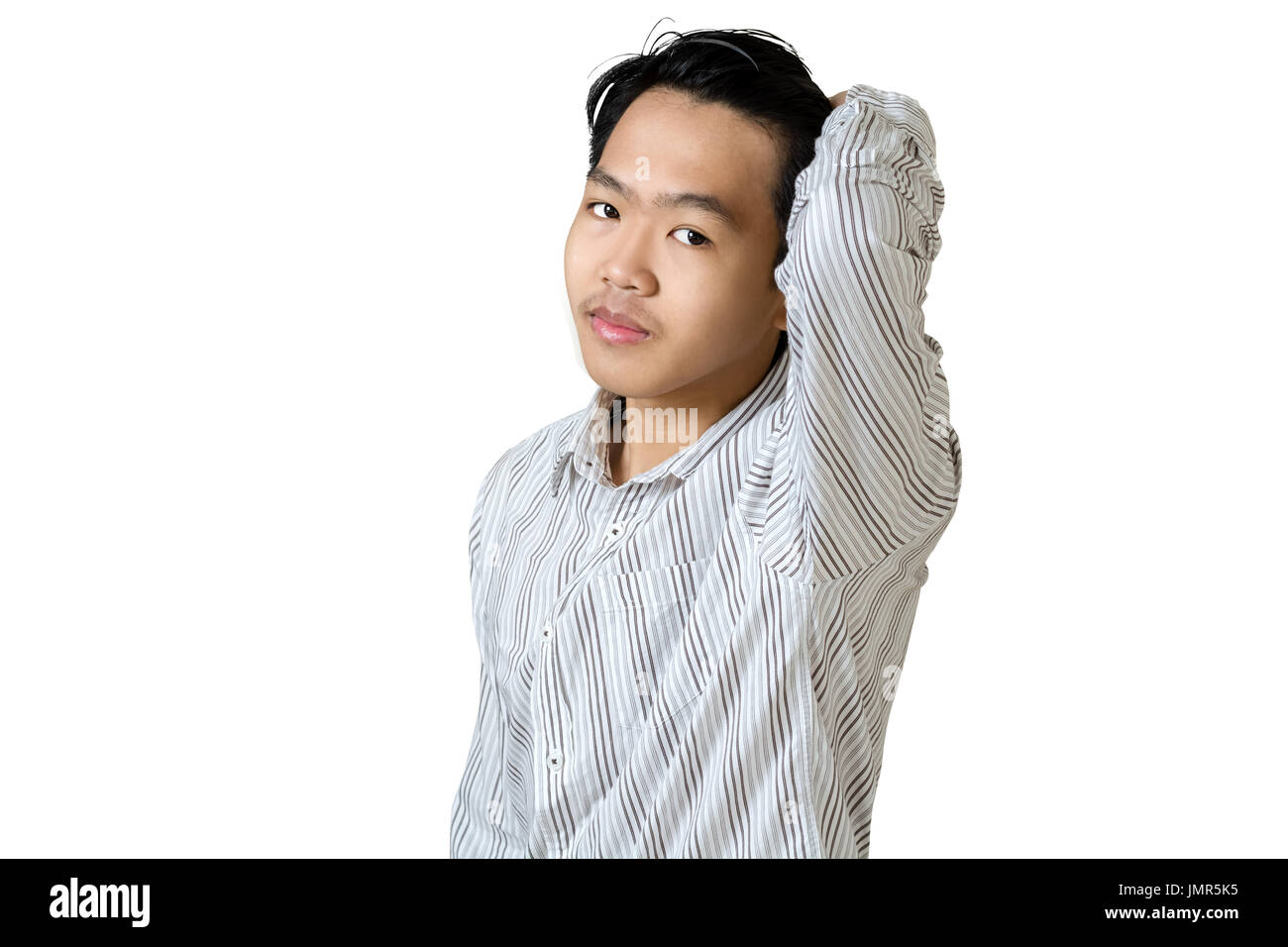 Ritratto di un giovane asian business man rendendo (i capelli) liscia e lucida, tipicamente mediante applicazione di pressione o di umidità. Isolato su bianco backgr Foto Stock