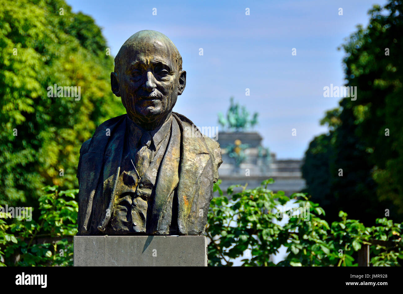 Bruxelles, Belgio. Parc du Cinquantenaire - Busto di Robert Schuman (1886-1963) due volte Primo Ministro francese e uno dei fondatori dell' Unione europea e la NATO Foto Stock