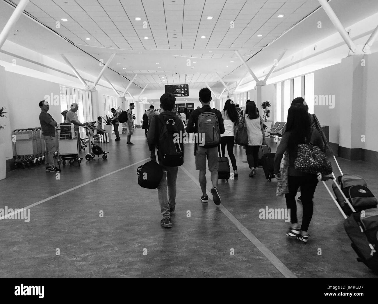 A Saigon, Vietnam - Apr 13, 2016. La gente a piedi dall'Aeroporto Internazionale di Tan Son Nhat a Saigon, Vietnam. Tan Son Nhat è l'aeroporto più trafficato Vietna Foto Stock