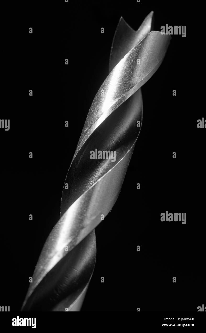 Punta da trapano set in metallo isolato su sfondo nero Foto Stock