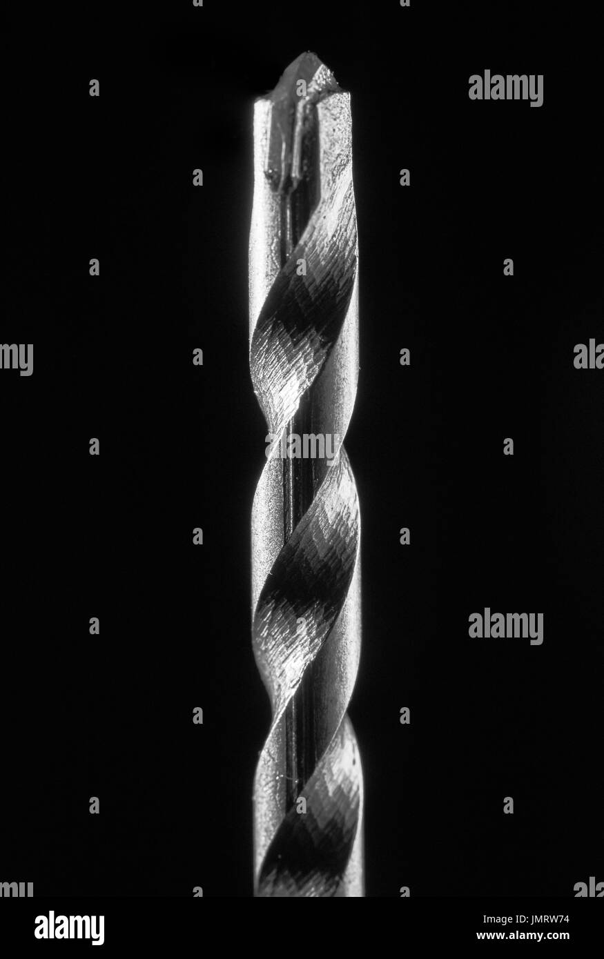 Punta da trapano set in metallo isolato su sfondo nero Foto Stock