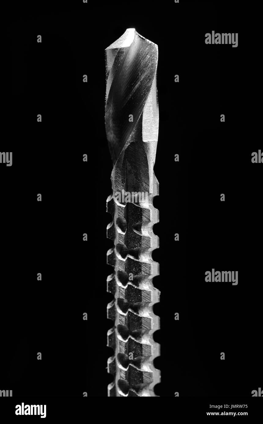 Punta da trapano set in metallo isolato su sfondo nero Foto Stock