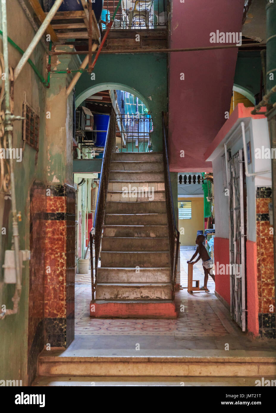 Cubano tipico storico edificio residenziale architettura di interni con scale e cortile in Old Havana, Cuba Foto Stock