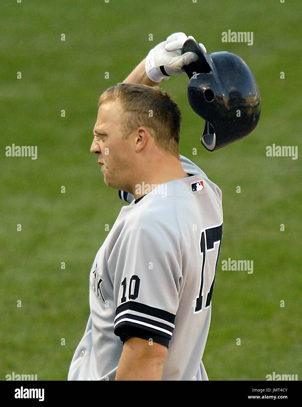 Baltimore, MD - Settembre 30, 2007 -- New York Yankees left fielder Shelley Duncan (17) mostra alcuni rabbia dopo l'impatto su un fallo punta alla fine lo Yankee metà del ottavo inning contro i Baltimore Orioles a Rigogolo Park a Camden Yards a Baltimora, MD Domenica, Settembre 30, 2007. Gli Yankees ha vinto il gioco 10 - 4. Credito: Ron Sachs / CNP (restrizione: NO New York o New Jersey o giornali quotidiani nel raggio di 75 miglia da New York City) Foto Stock