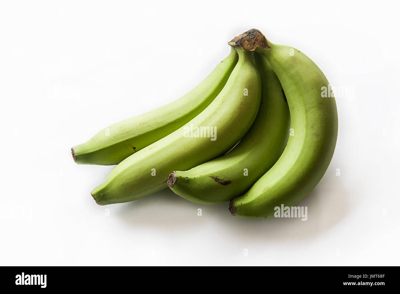 Grappolo di banane verdi isolati su sfondo bianco Foto Stock