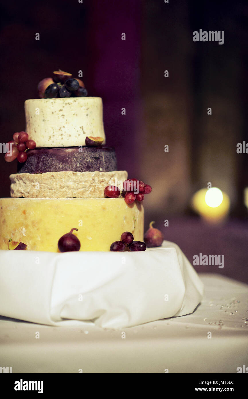 Torta di Nozze fatta di vari formaggi Foto Stock