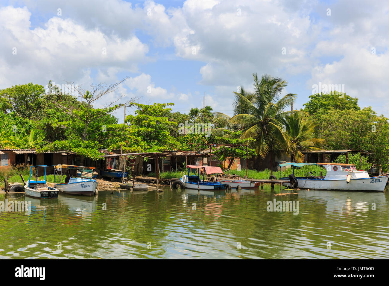 Barche da pesca sulla Scenic rive del Rio San Juan River, Matanzas, Cuba Foto Stock