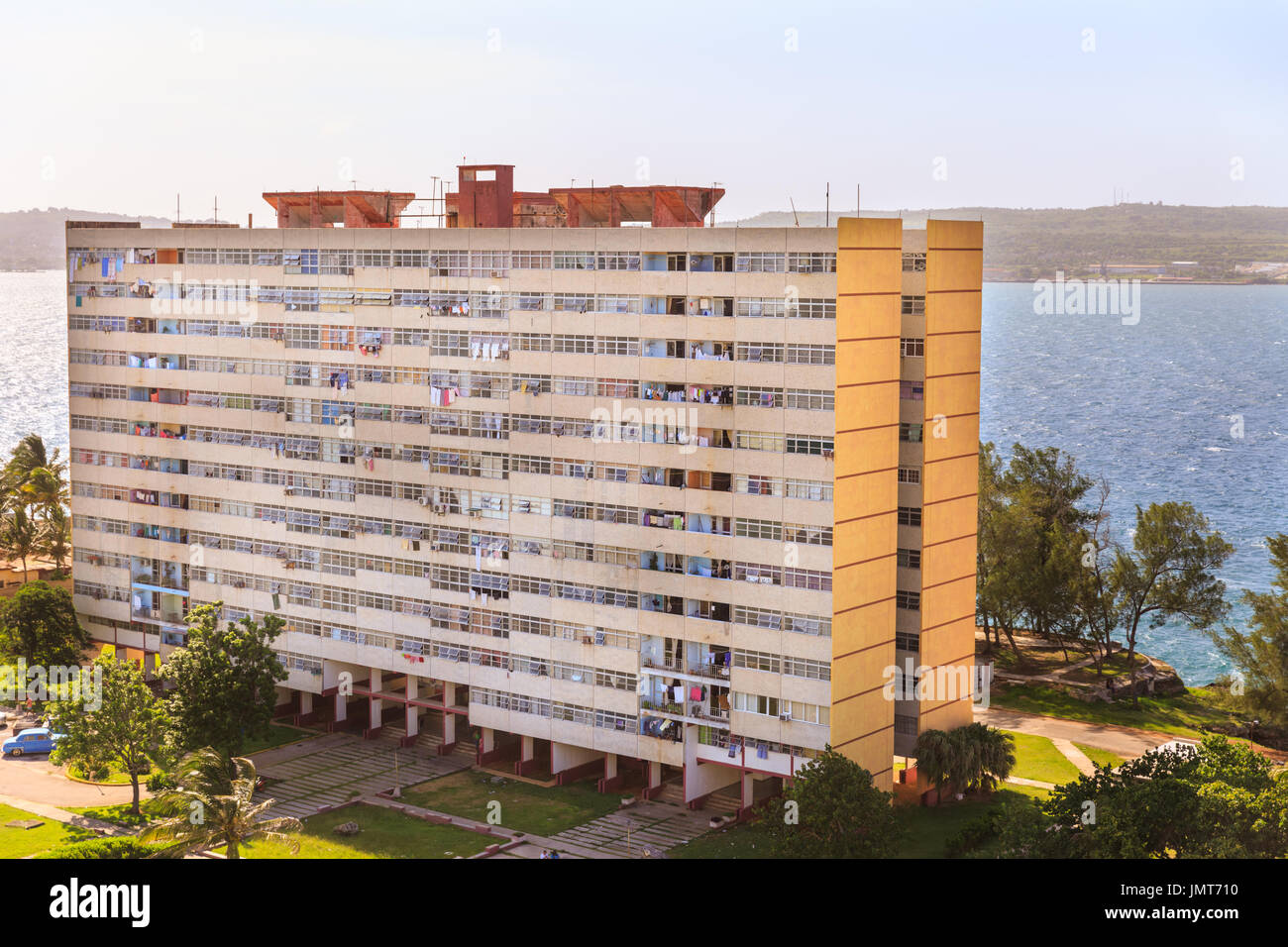 Architettura socialista, cubana residenziale moderno alto blocco alloggiamento in Matanzas, Cuba Foto Stock