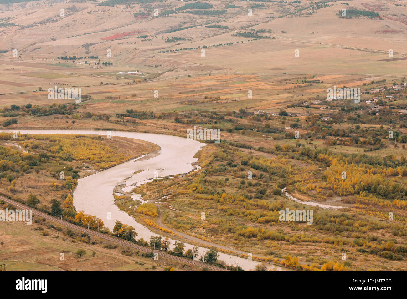 Gori, Shida Kartli Regione, Georgia. Vista aerea del fiume Kura paesaggio alle giornate d'autunno. Foto Stock