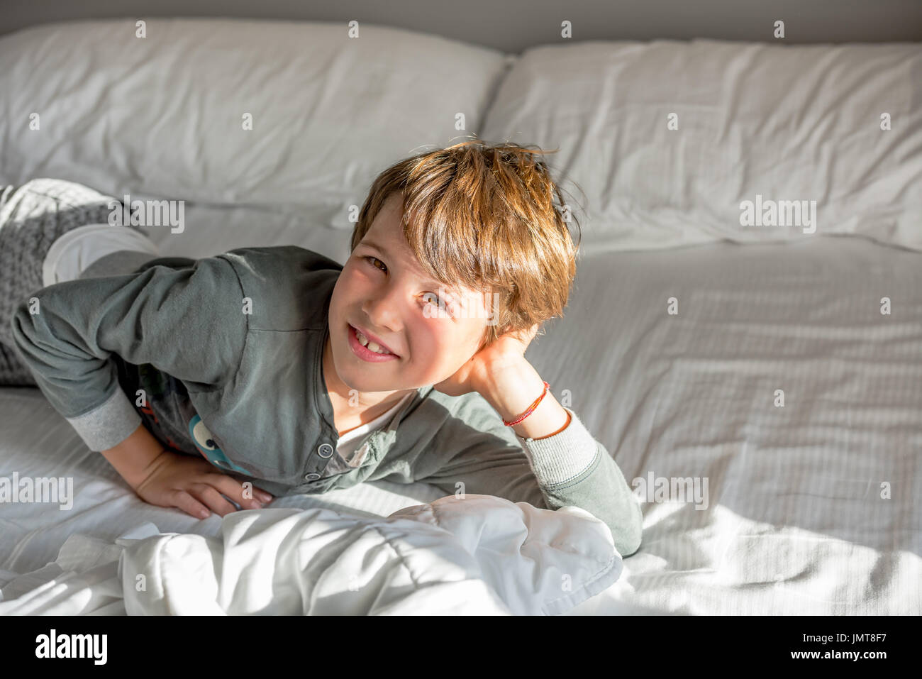 Il bambino si sveglia al mattino Foto Stock