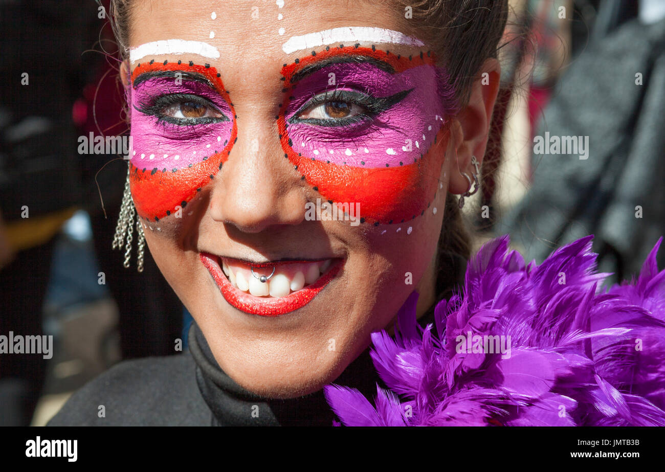 Badajoz, Spagna - 28 Febbraio 2017: giovane bella ragazza ritratto alla sfilata di Carnevale di Badajoz città. Questo è uno dei migliori carnevali della Spagna, especia Foto Stock