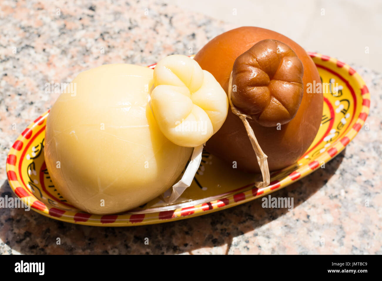 Tradizionale formaggio duro italiano Provolone Caciocavallo, bianco e affumicato, pronto a mangiare Foto Stock