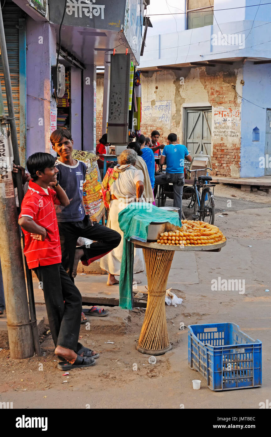 Venditore ambulante, Bharatpur Rajasthan, India | Strassenhaendler, Bharatpur Rajasthan, Indien Foto Stock