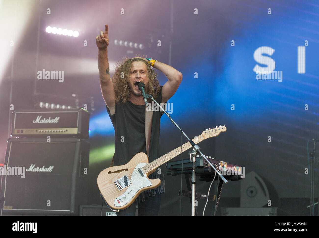 KIEV, UCRAINA - Luglio 02, 2017: Rock band Sinoptik, vincitore battaglia globale delle bande a 2016 e il suo frontman e chitarrista Dmitriy Afanasyev esegue l Foto Stock