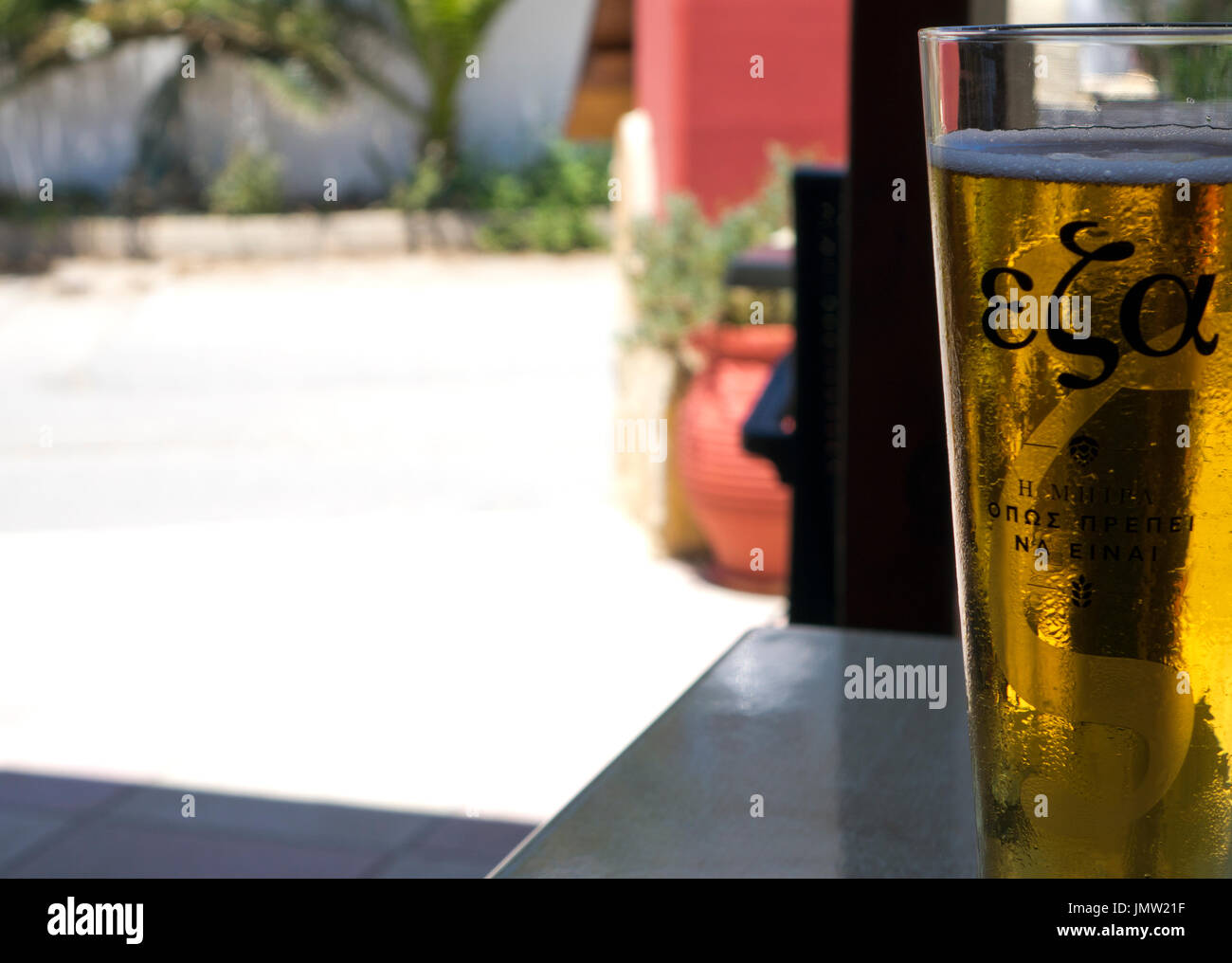 Greco birra in una taverna Foto Stock