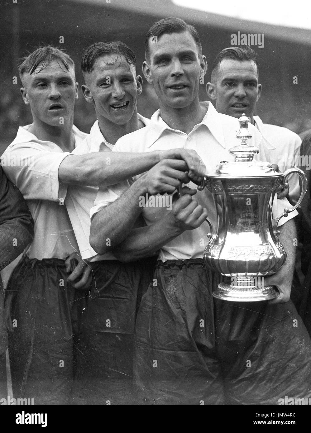 Il 1938 finale di FA Cup vincitori Preston North End Bill Shankly (sinistra) celebra il 1938 FA Cup vittoria finale con il capitano Tom Smith tenendo il trofeo. Foto Stock