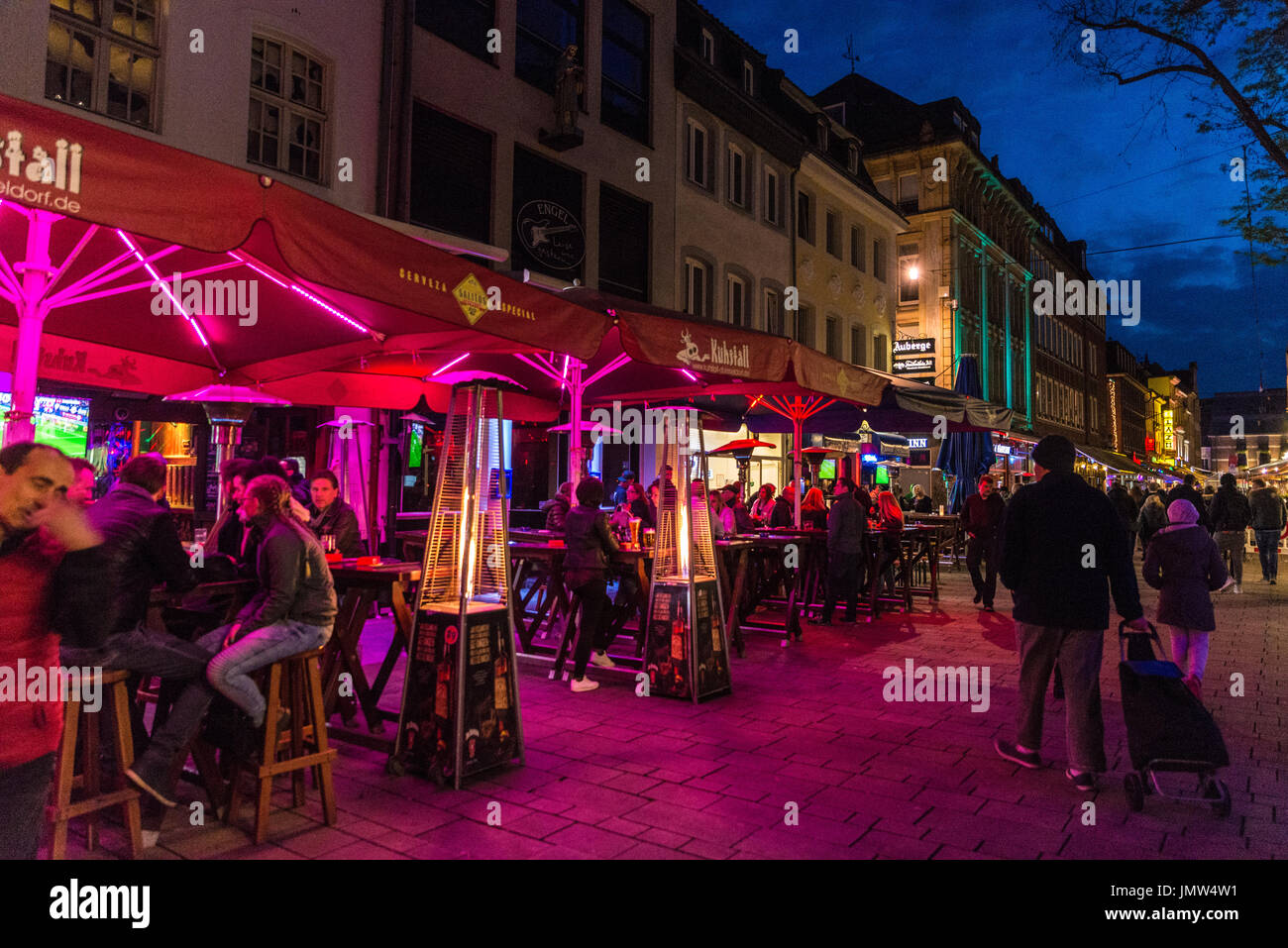 Dusseldorf, Germania - 16 Aprile 2017: le persone godono di music bar e ristoranti di notte in Altstadt di Dusseldorf, Germania Foto Stock