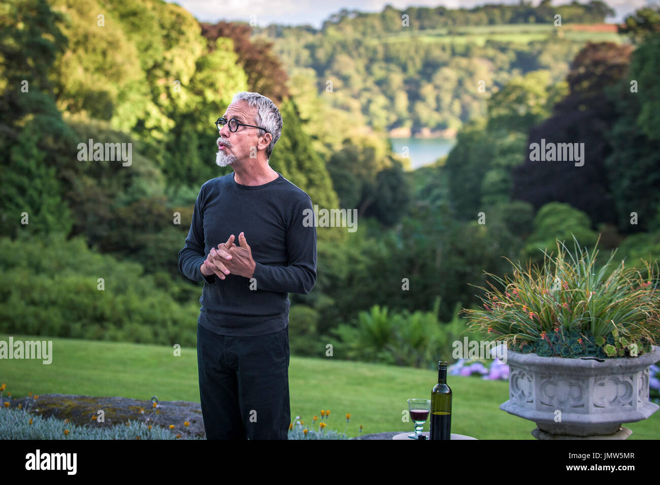 Theatre Company, trovando la volontà, esecuzione di Bard testine a Trebah giardino in Cornovaglia. Foto Stock