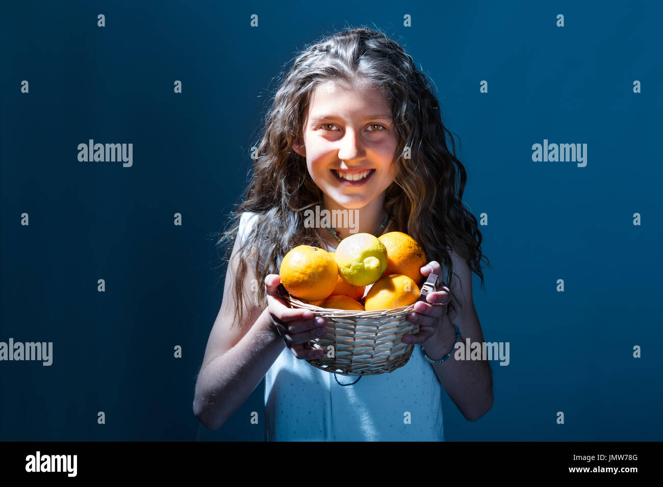 Ritratto di una bambina con frutta Foto Stock