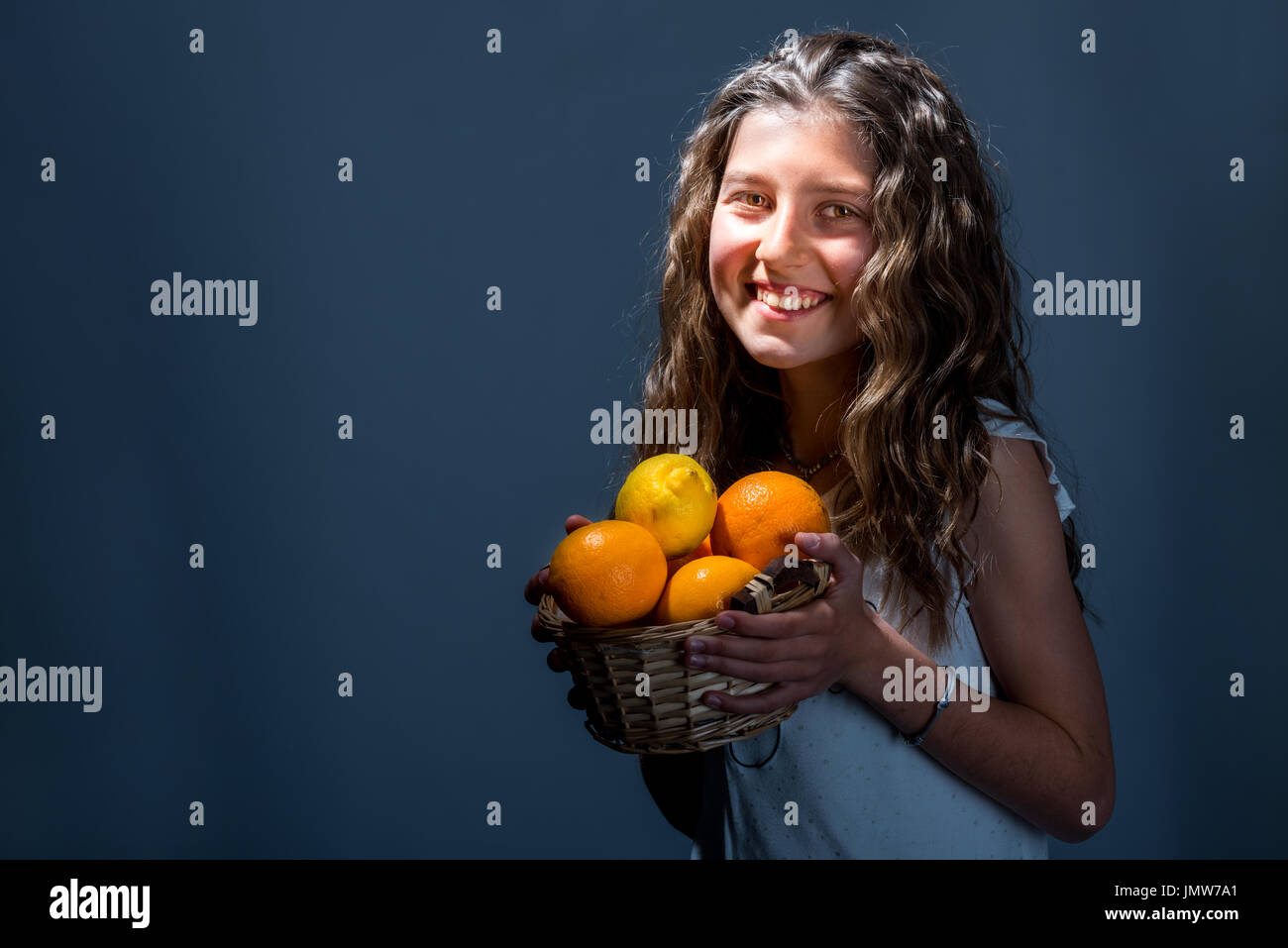 Bella ragazza felice con frutta Foto Stock
