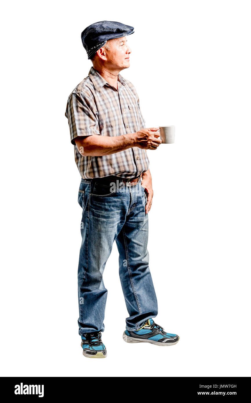 Ritratto di un uomo maturo di bere una tazza di caffè. Isolato di lunghezza completa su sfondo bianco con tracciato di ritaglio Foto Stock