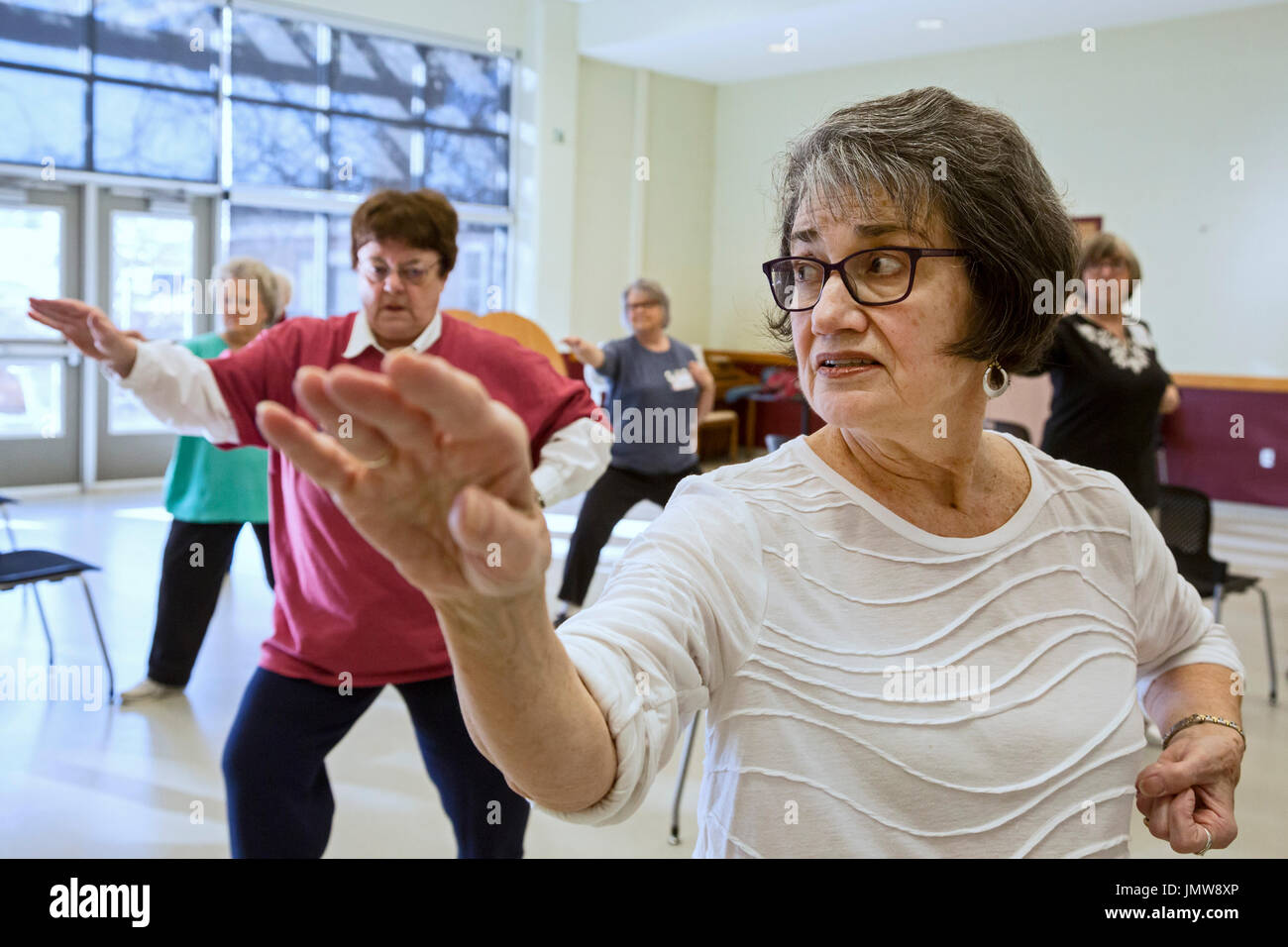 La soluzione salina, Michigan - Ex-insegnante in pensione Diane Evans insegna Tai Chi per anziani dell'area delle saline Senior Center. Foto Stock