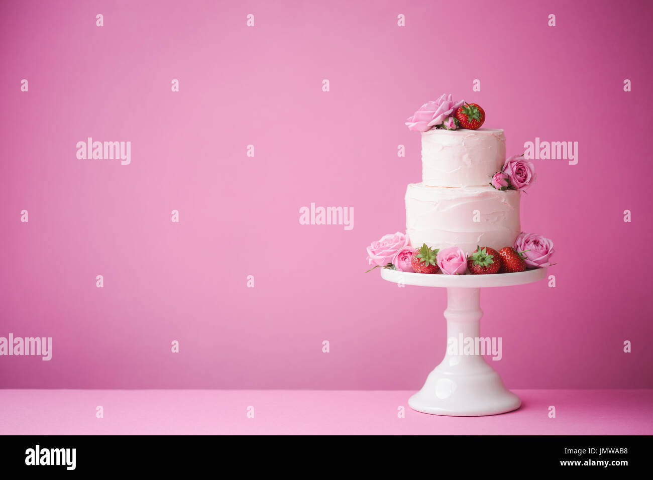 Torta decorata con frutta fresca e fiori Foto Stock