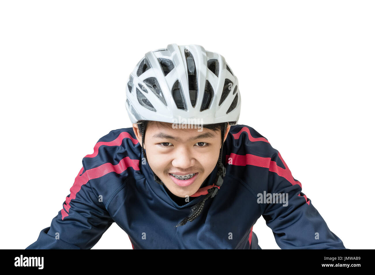Ritratto di un uomo asiatico ciclista con casco e abbigliamento sportivo. Isolato su sfondo bianco con tracciato di ritaglio Foto Stock