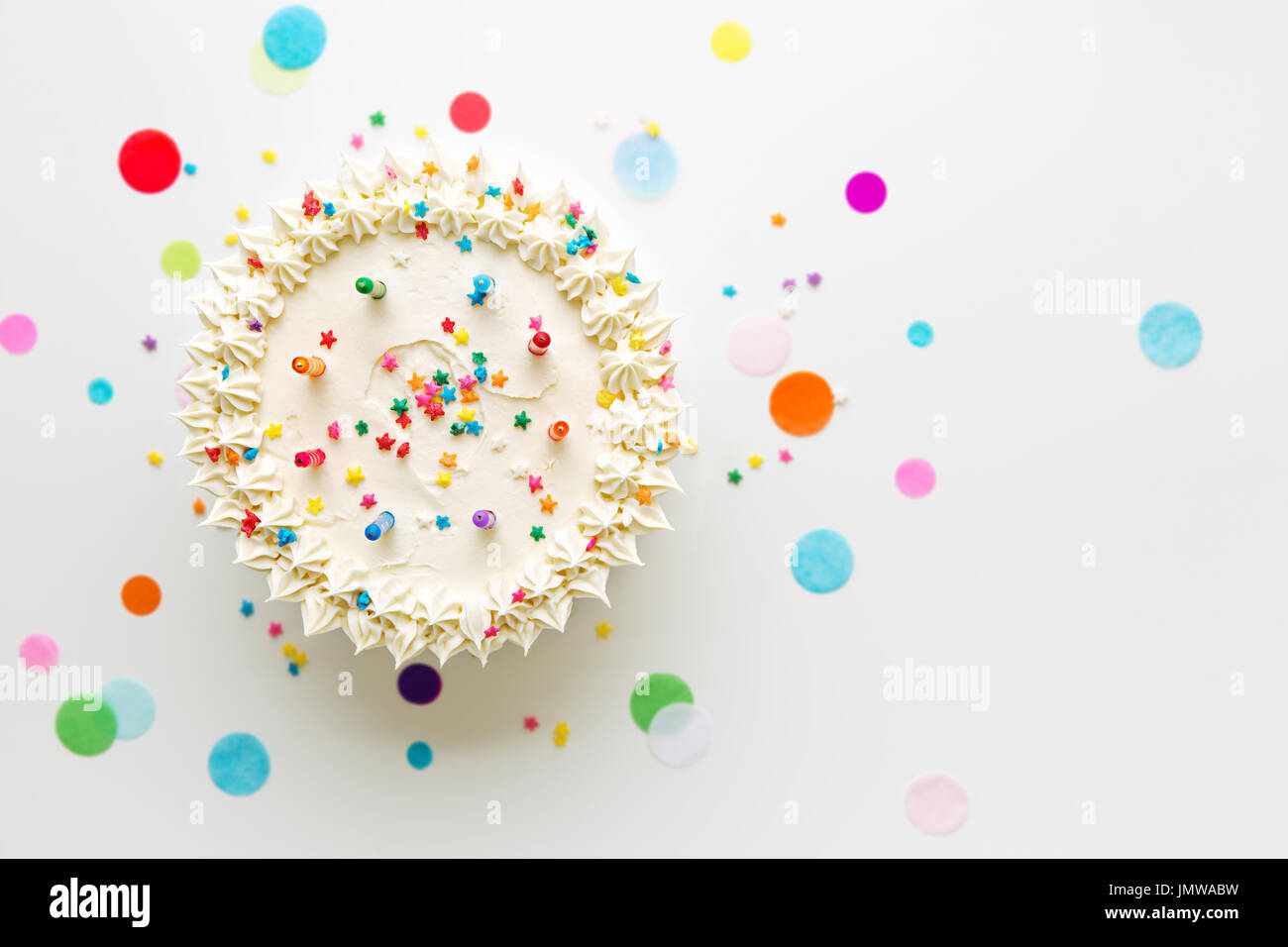 Torta di compleanno con candele colorate Foto Stock