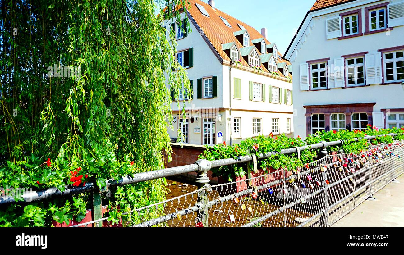 Stile tedesco edifici abitativi e il ponte sul fiume Alb a Ettlingen, Baden-Württemberg, Germania Foto Stock