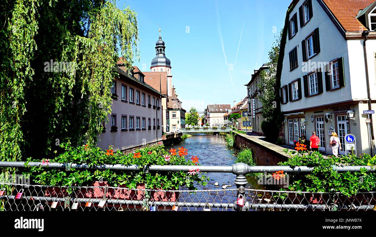 Vista della città di Ettlingen con fiume Alb e edifici, Baden-Württemberg, Germania Foto Stock