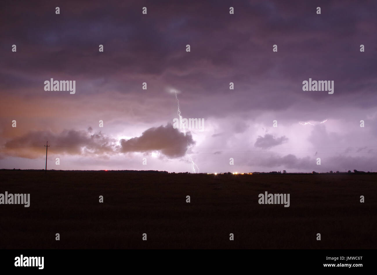 Un fulmine a pesanti e nuvole scure. storm sky. Foto Stock