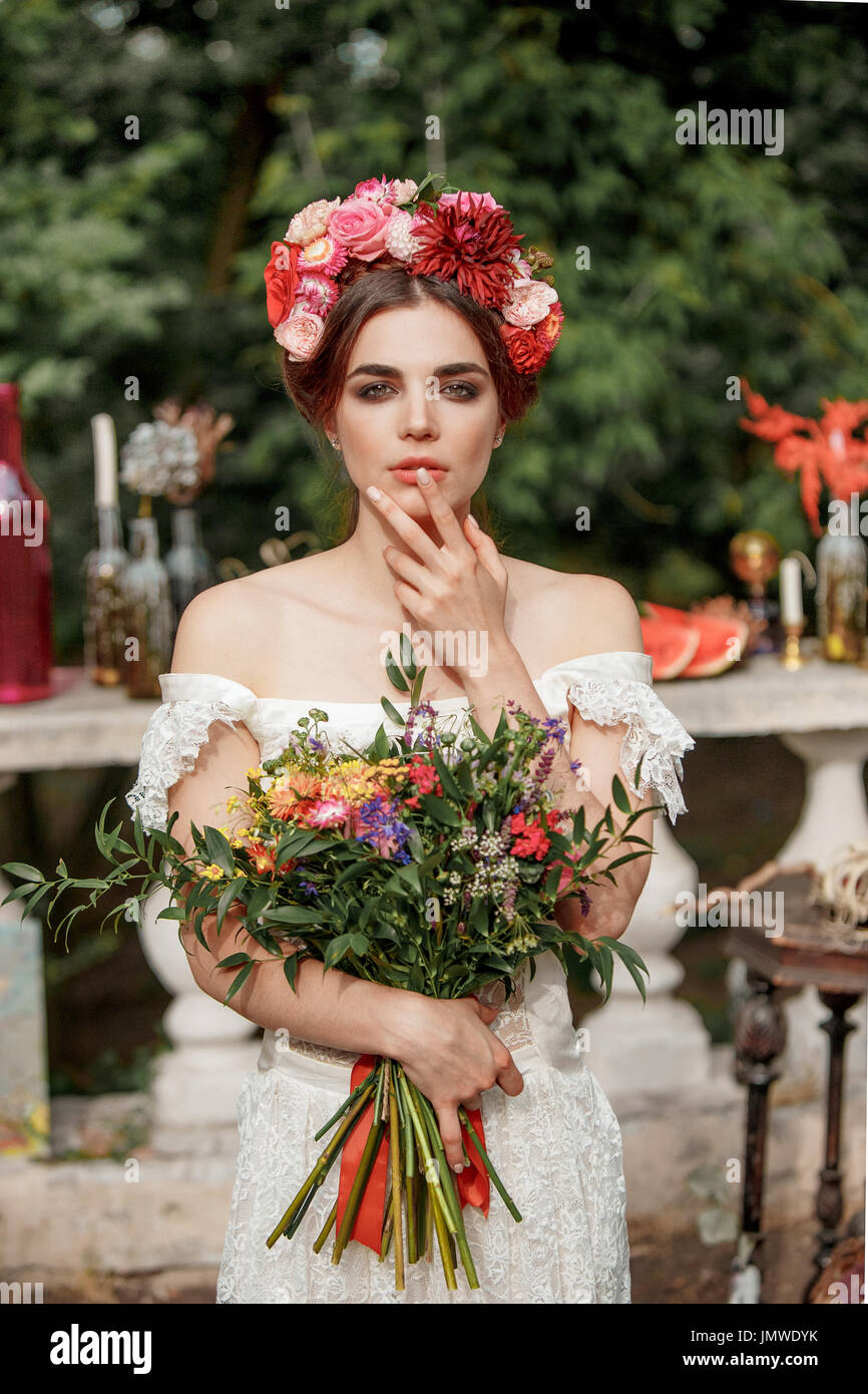 Decorazioni per matrimoni in stile Boho, composizioni floreali, decorato tavolo in giardino. Foto Stock