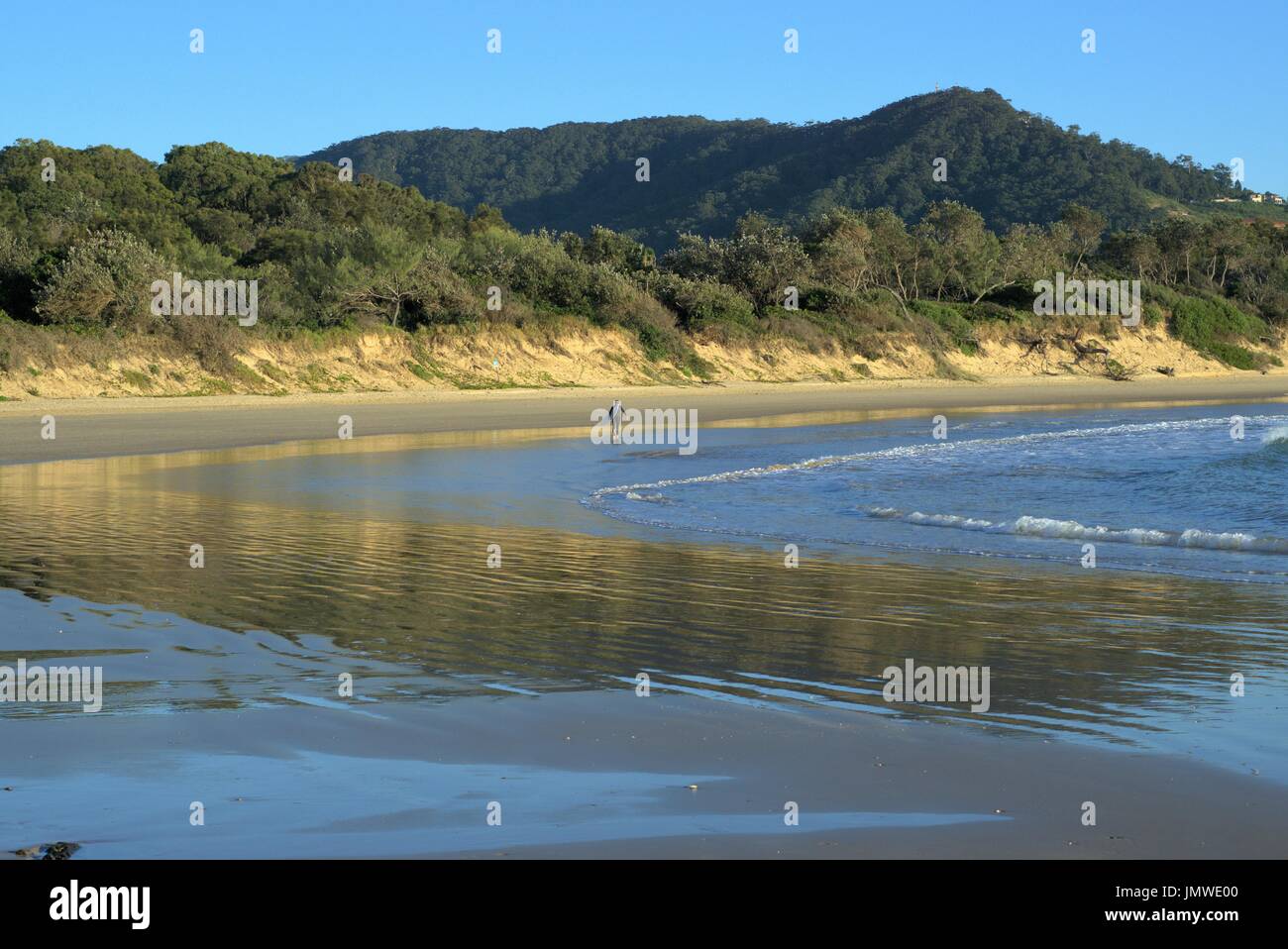 Spiaggia australiana. Vista di una spiaggia, colline e montagne in Australia Foto Stock