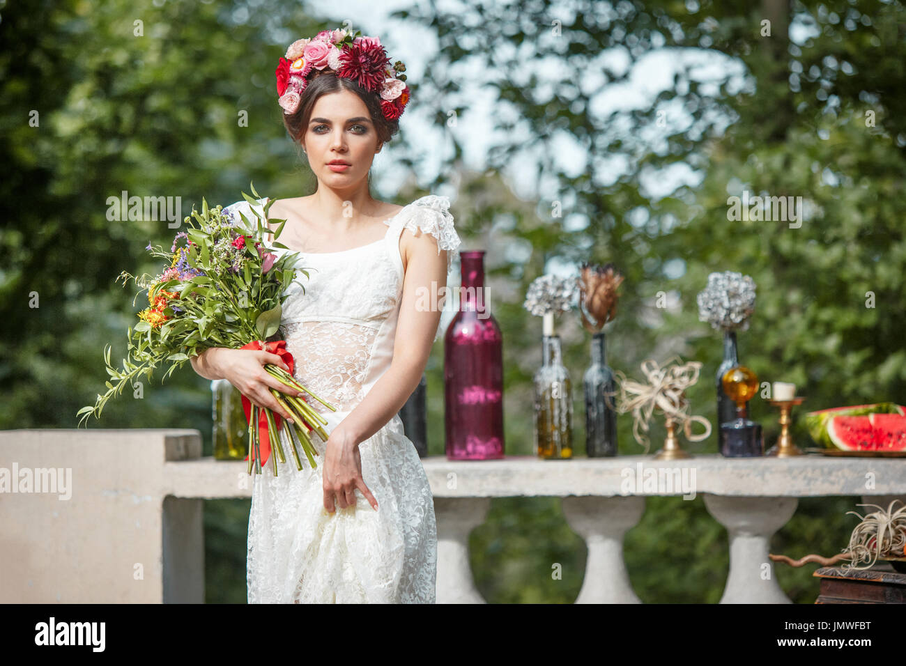 Decorazioni per matrimoni in stile Boho, composizioni floreali, decorato tavolo in giardino. Foto Stock