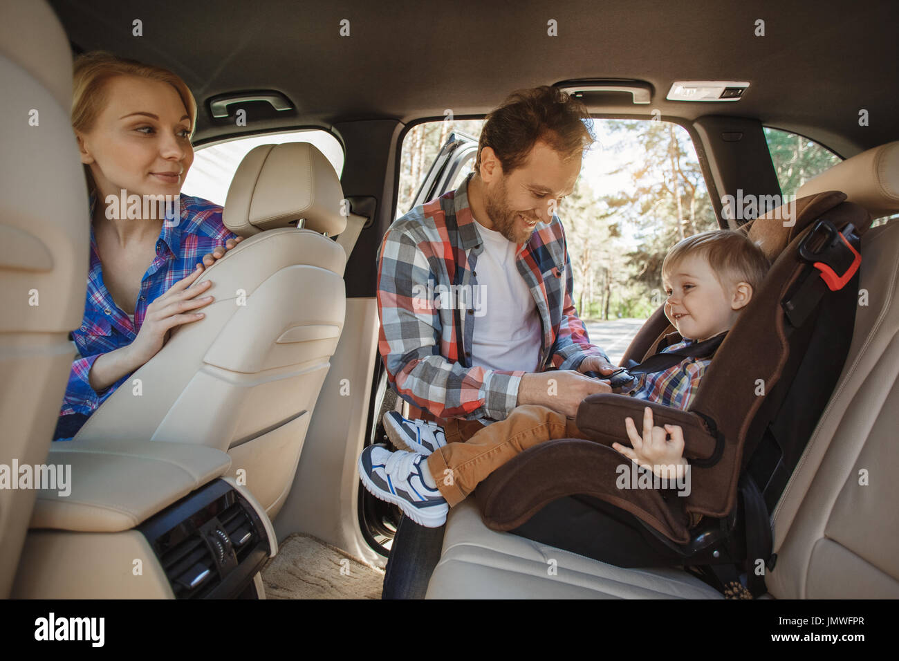 Viaggiare in auto famiglia ride insieme la sicurezza bambini Foto Stock