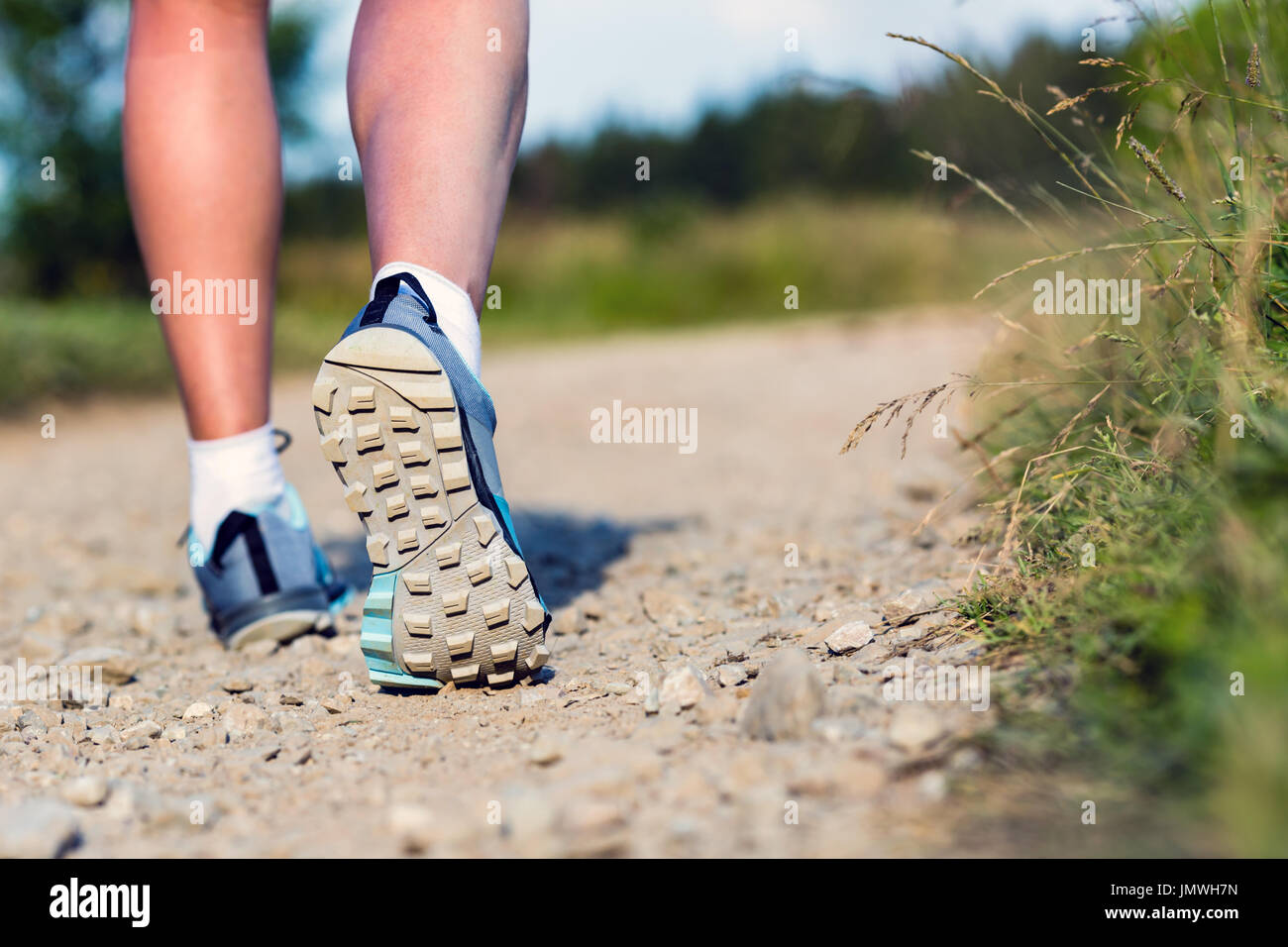 Donna che cammina in sport o scarpe da escursionismo. Jogging, trekking o di formazione al di fuori in estate la natura, ispirando, motivazionali di fitness e salute concetto. Foto Stock