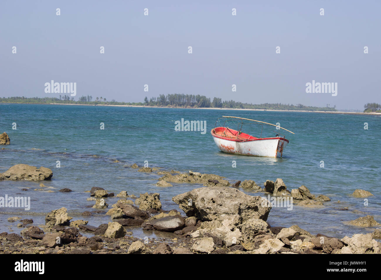 Barca botte In Coarl mare spiaggia della Baia di Bangle.Questo mare è così bello colore su tutti gli rende un fantastico ambiente.Questo è un buon posto per hollyday. Foto Stock