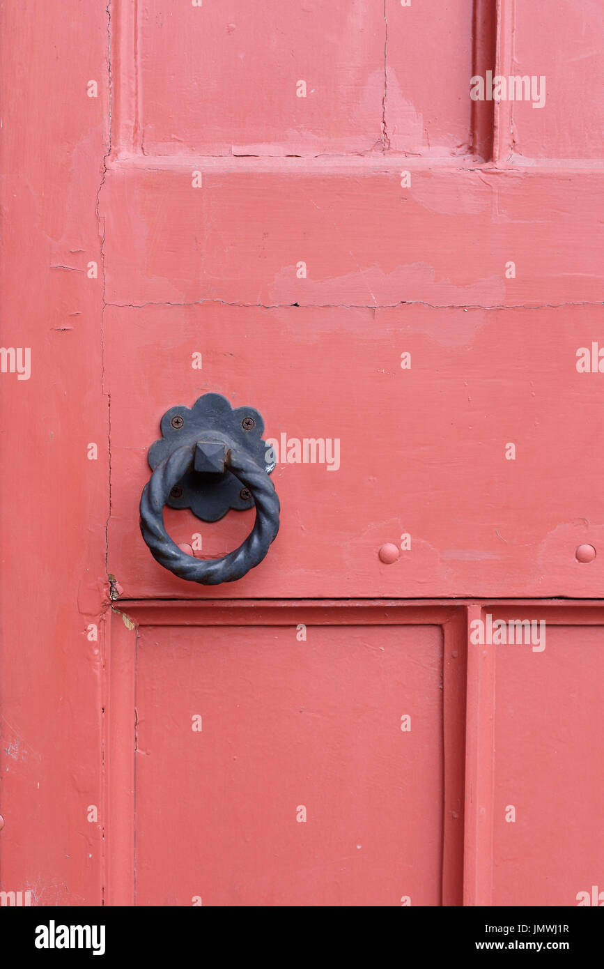 Maniglia per porta ad anello in metallo nero sulla porta della chiesa in legno rosso in tutte le chiesate dei santi whitefield Bury lacashire uk Foto Stock