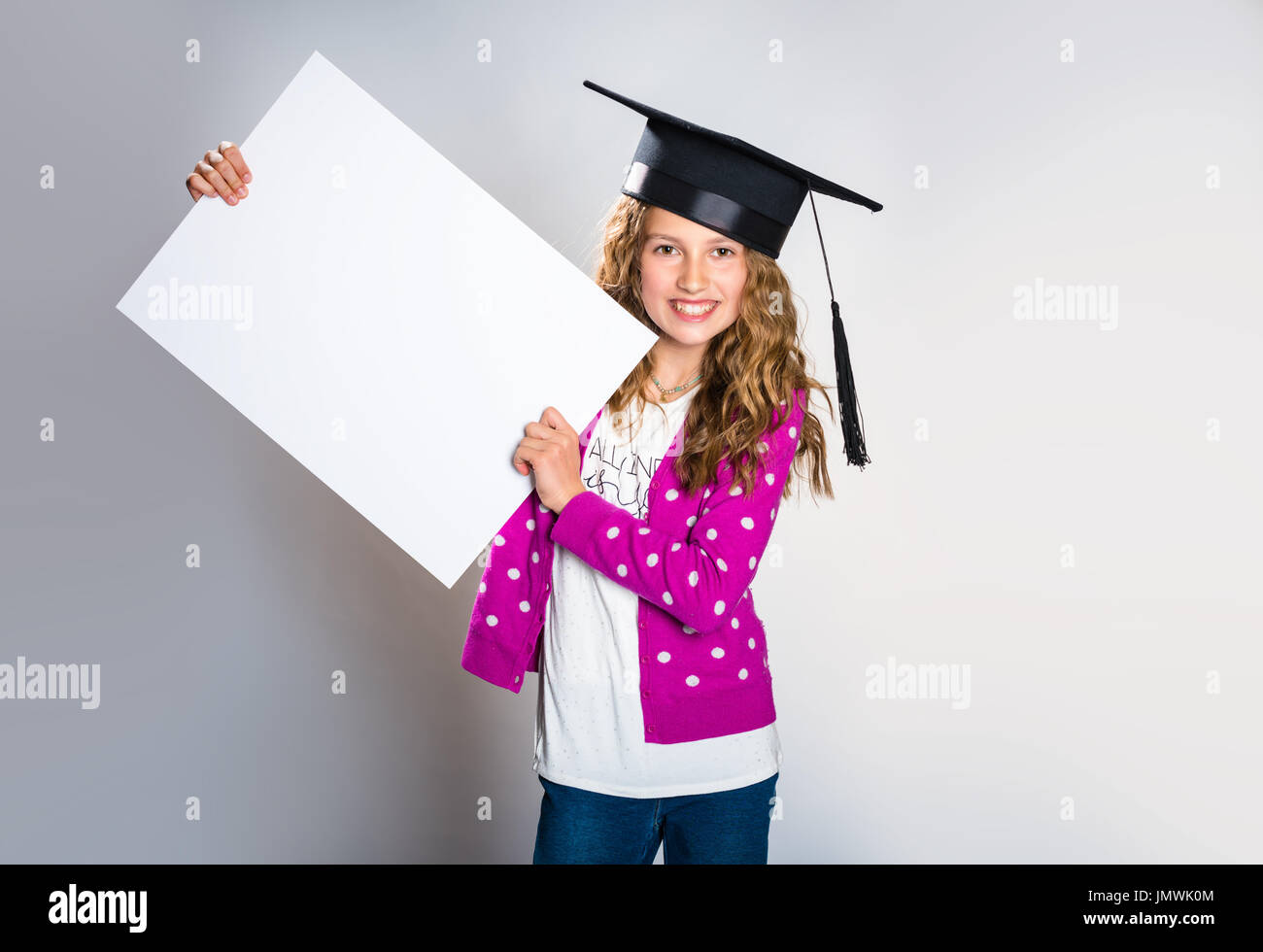 Felice ragazza con un messaggio promozionale Foto Stock