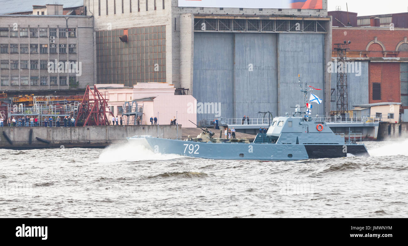 San Pietroburgo, Russia - Luglio 28, 2017: nave da guerra va sul fiume Neva. Le prove per la parata di russo forze navali. Serna classe landing craft, Foto Stock