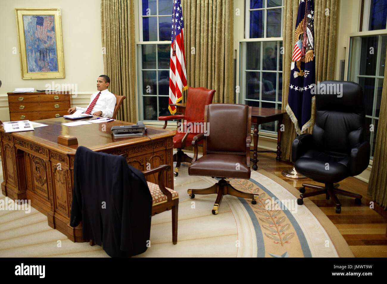 Il presidente Barack Obama cerca le diverse sedie della scrivania in  ufficio ovale 1/30/09..Mandatory Credit: Pete Souza - White House via CNP  Foto stock - Alamy