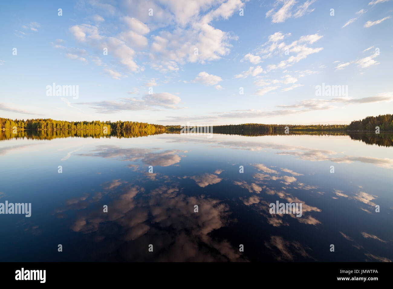Ancora il lago di riflesso perfetto del cielo e delle nubi Foto Stock