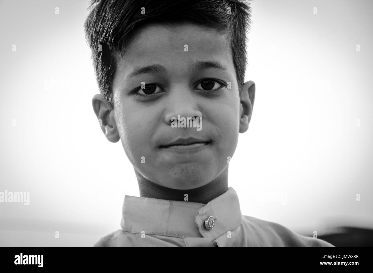Jama Masjid, la Vecchia Delhi, India - 24 giugno 2017 : immagine monocromatica del ritratto di un simpatico ragazzo indiano che è venuto ad offrire la preghiera, come si celebra il las Foto Stock