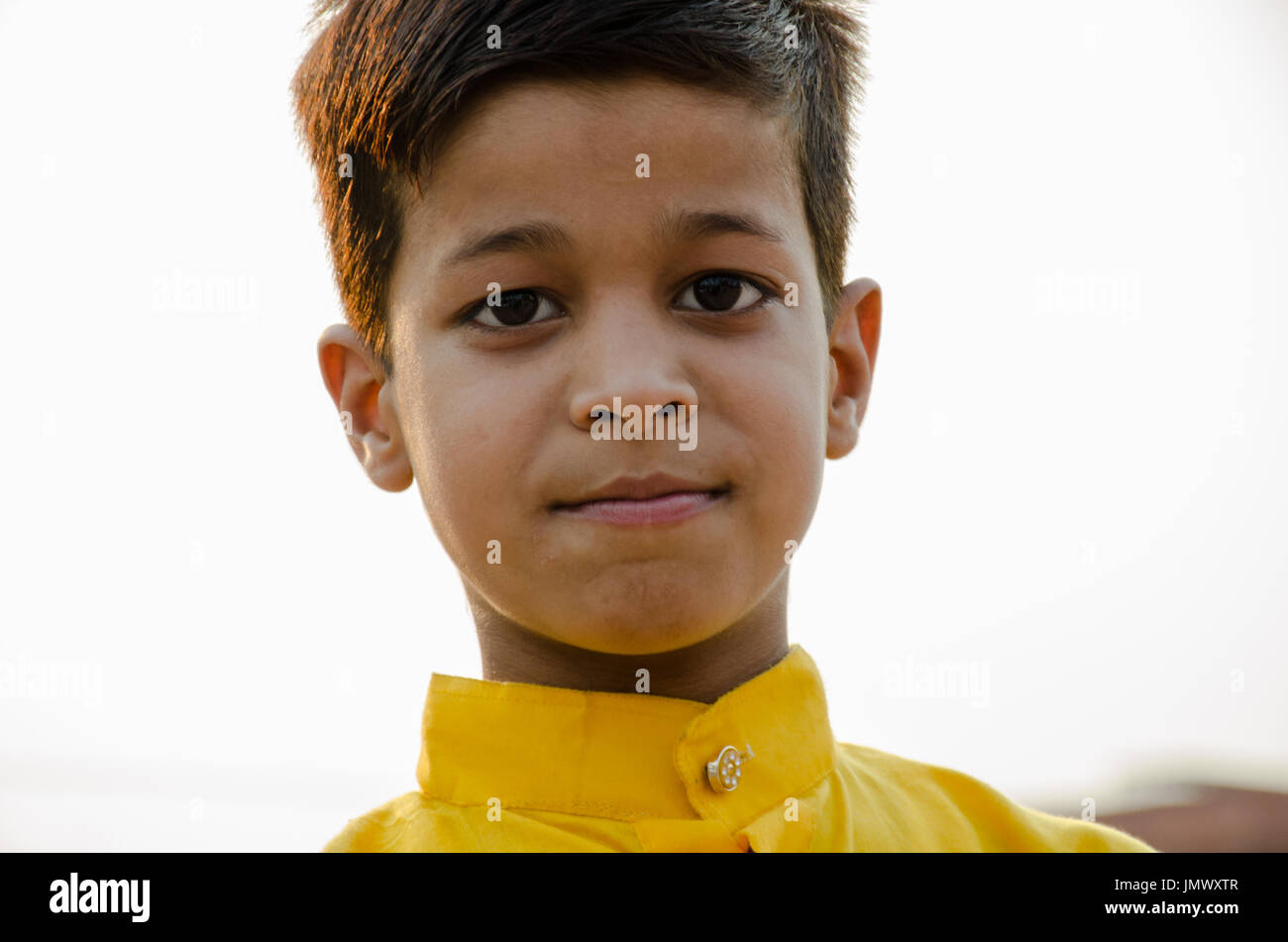 Jama Masjid, la Vecchia Delhi, India - 24 giugno 2017 : ritratto di un simpatico ragazzo indiano che è venuto ad offrire la preghiera, come si celebra l'ultimo venerdì prima di eid. t Foto Stock