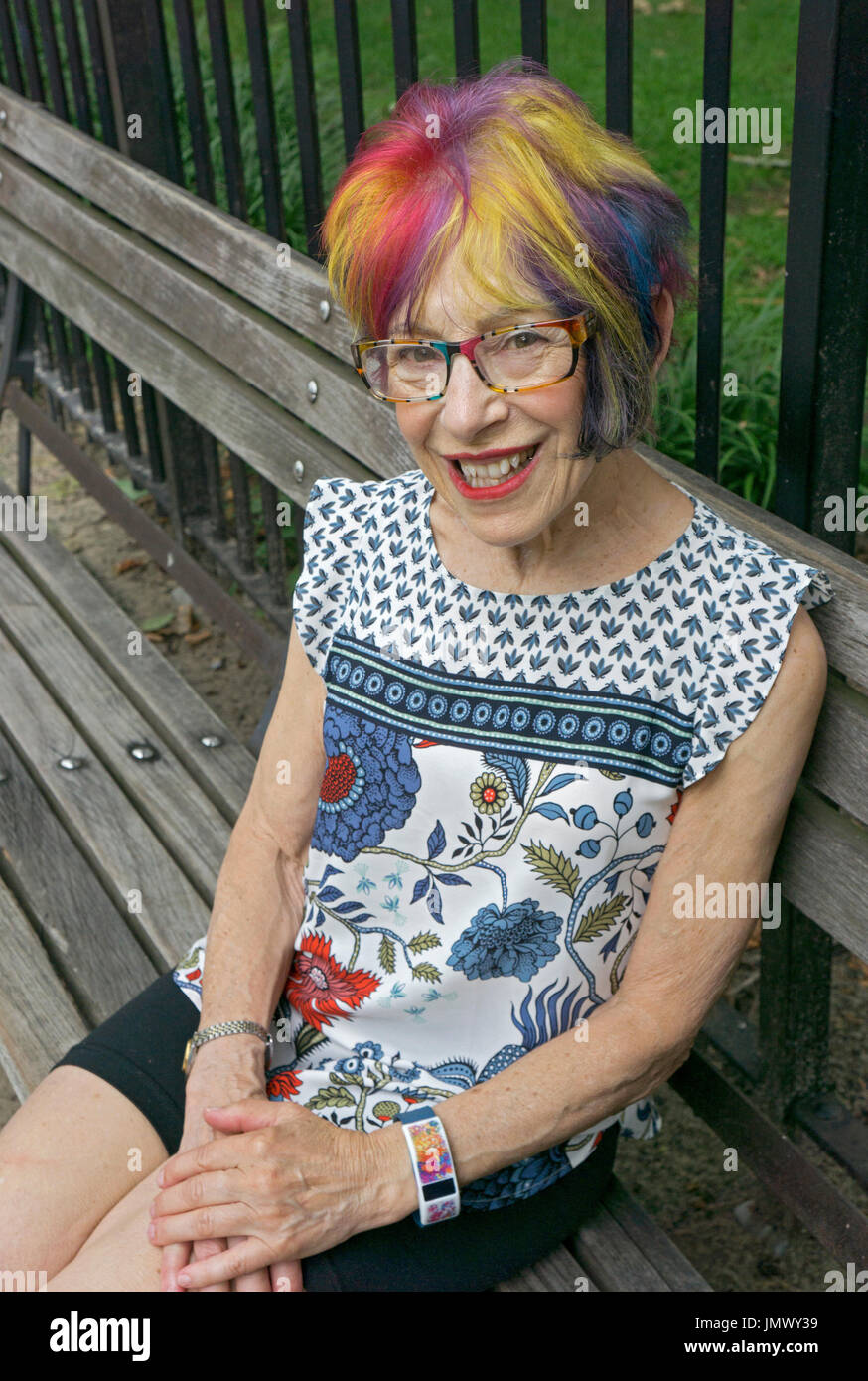 Ritratto di un giovane attraente donna nella sua metà degli anni settanta con un moderno multicolore di pettinatura. Nel Greenwich Village di New York City. Foto Stock