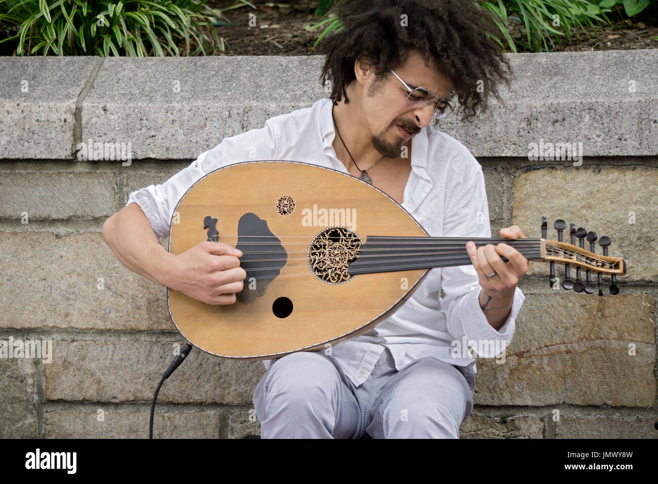 Un marocchino oud player esegue musica etnica e richiedono donazioni in Union Square Park a Manhattan, New York City Foto Stock