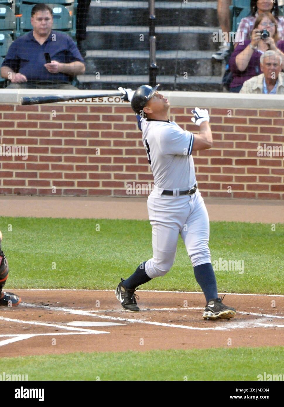 Baltimore, MD - 1 Settembre 2009 -- New York Yankees terzo baseman Alex Rodriguez (13) segue il volo di un pop-up nel primo inning contro i Baltimore Orioles a Rigogolo Park a Camden Yards a Baltimora, MD martedì 1 settembre 2009. Credito: Ron Sachs / CNP (restrizione: NO New York o New Jersey o giornali quotidiani nel raggio di 75 miglia da New York City) Foto Stock